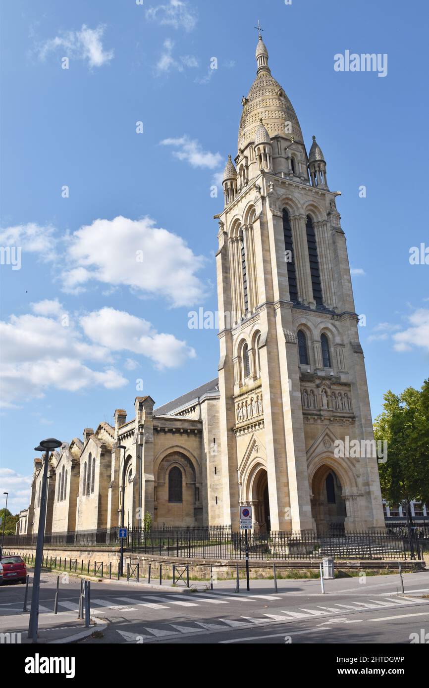 Eglise Sainte-Marie de la Bastide, Bordeaux, Frankreich, erbaut 1864-87, Architekt Paul Abadie, In einem Pastiche neo-mittelalterlichen Stil. Stockfoto