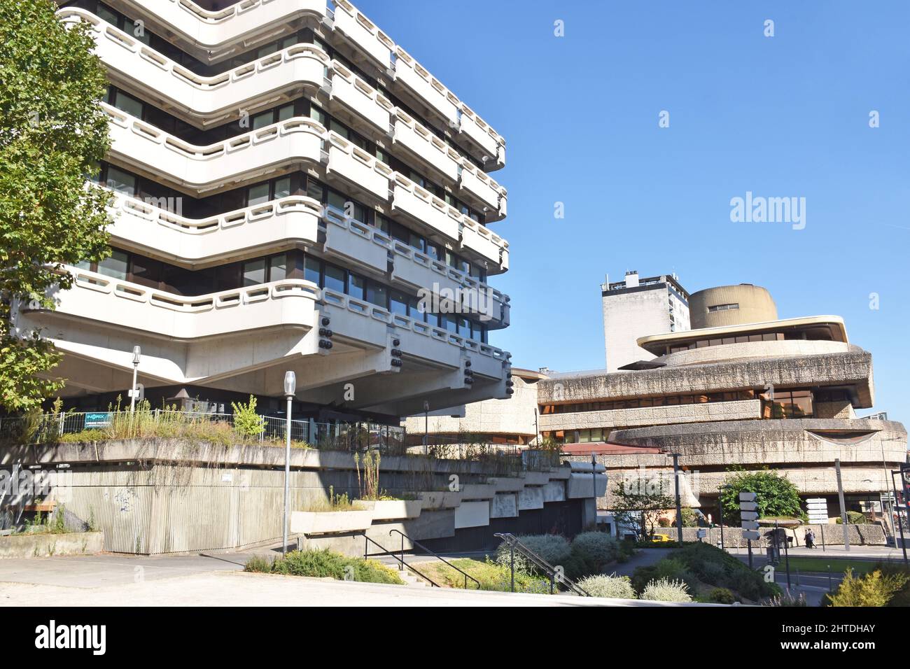 Die Jardins de Gambetta, der größte von sechs ähnlichen 7-stöckigen Blöcken, die auf einem Deck zwischen R; Claude Bonnier und der Esplanade Charles de Gaulle, Mériadeck, angehoben wurden Stockfoto