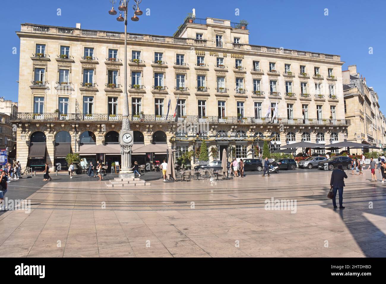 Das Intercontinental, Grand Hotel de Bordeaux, mit Blick auf das Grande Theatre gegenüber dem Place de la Comédie, das 1776 vom Architekten Victor Louis erbaut wurde. Stockfoto