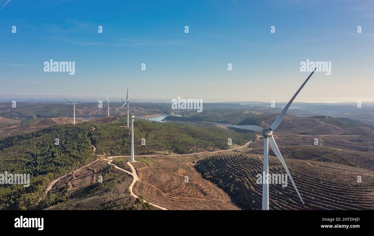 Luftbild Windturbine umweltfreundliches Konzept für erneuerbare Energien im Hintergrund der portugiesischen Berge. Stockfoto