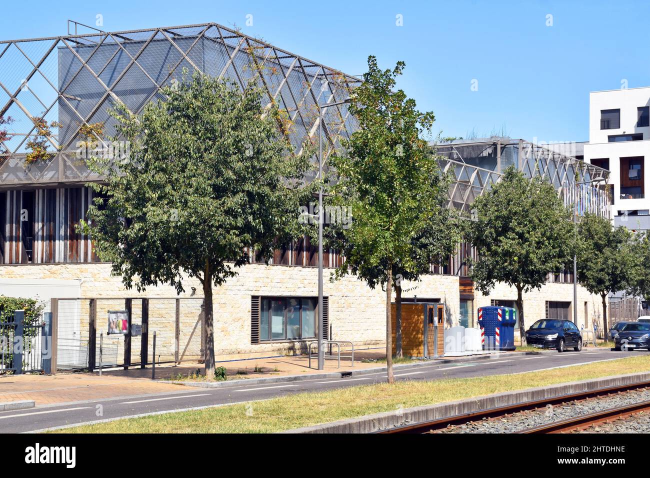 Vaclav Havel Grundschule, Ginko Öko-Viertel, Bordeaux, harte Außenseite aus Holz und Metall aus Stein, umarmt eine warme und einladende Innenausstattung. Stockfoto