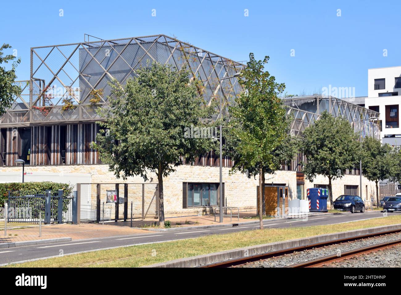 Vaclav Havel Grundschule, Ginko Öko-Viertel, Bordeaux, harte Außenseite aus Holz und Metall aus Stein, umarmt eine warme und einladende Innenausstattung. Stockfoto