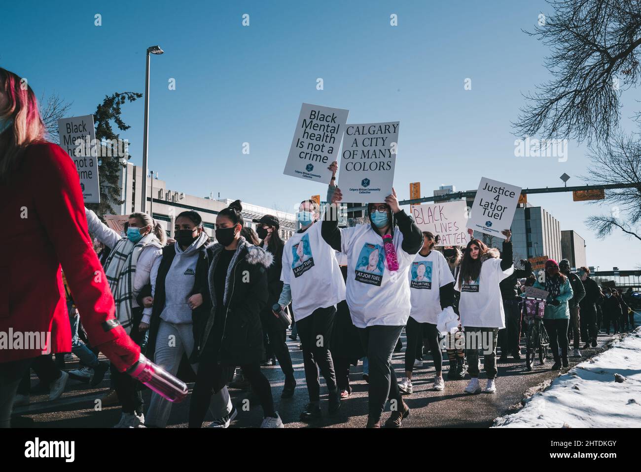 Demonstranten halten Zeichen in Solidarität mit der BLM Stockfoto