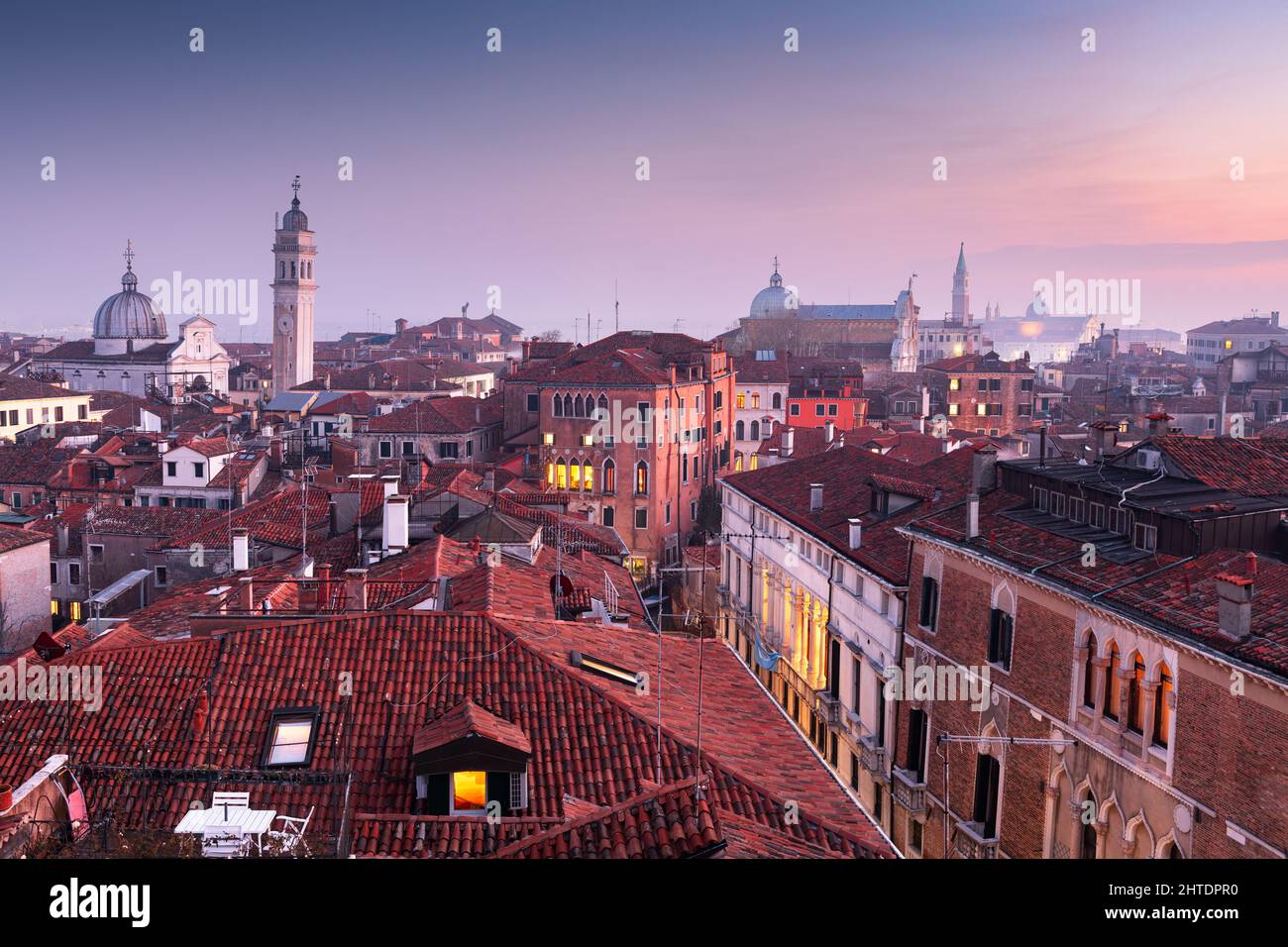Venedig, Italien Skyline auf dem Dach und historische Wahrzeichen in der Abenddämmerung. Stockfoto