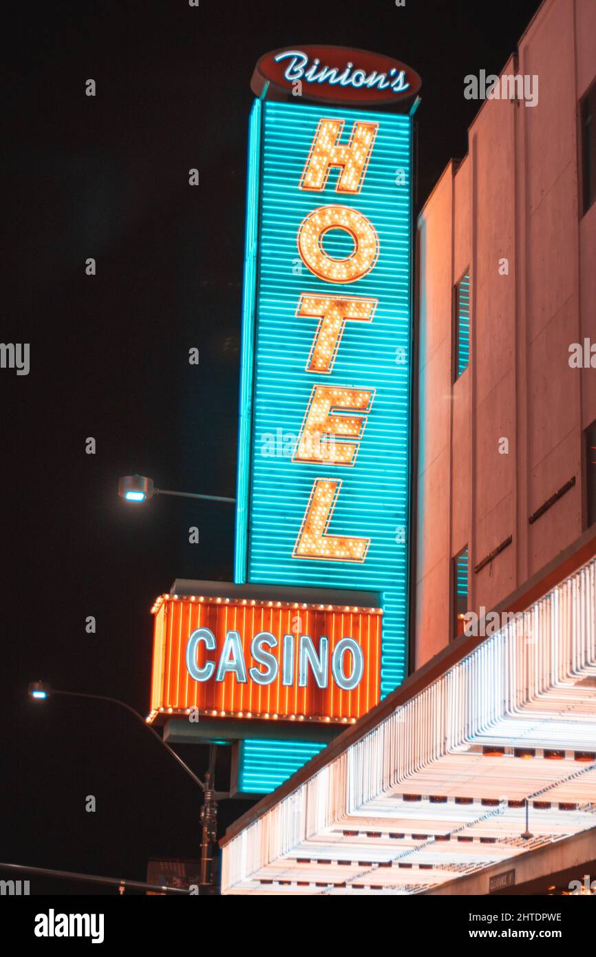 Vertikale Aufnahme des nachts beleuchteten Binions Hotelschildes Stockfoto