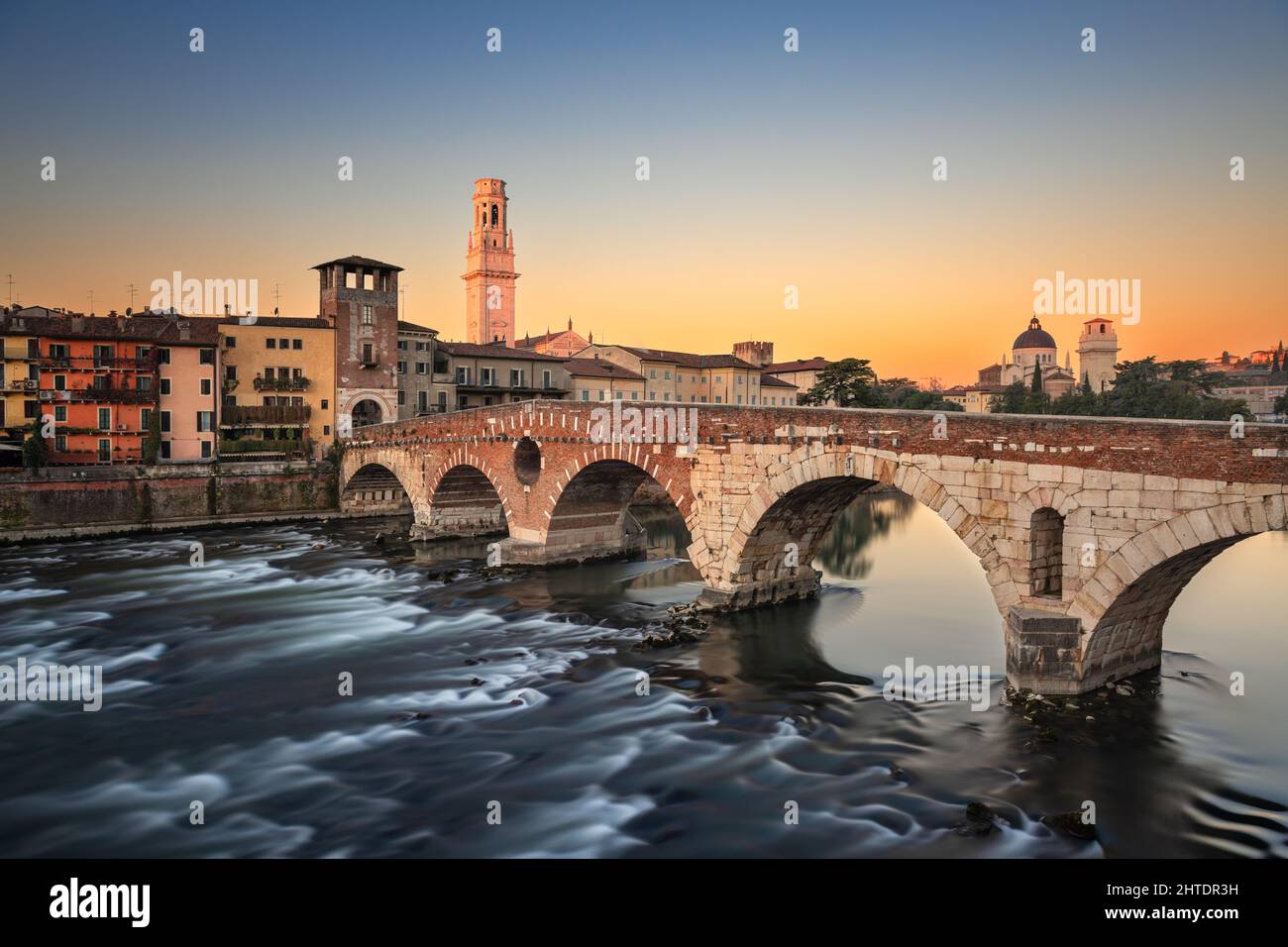 Verona, Italien Stadt Skyline an der Etsch mit Ponte Pietra im Morgengrauen. Stockfoto