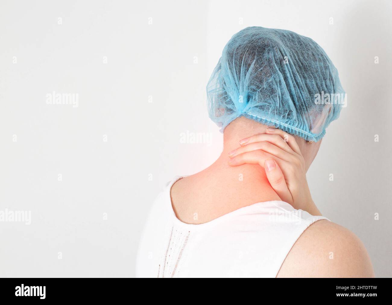 Schmerzen in der Halswirbelsäule bei einer Patientin auf weißem Hintergrund. Konzept von Erkrankungen der Osteochondrose, Vorsprünge und Hernien des Gebärmutterhalses Stockfoto