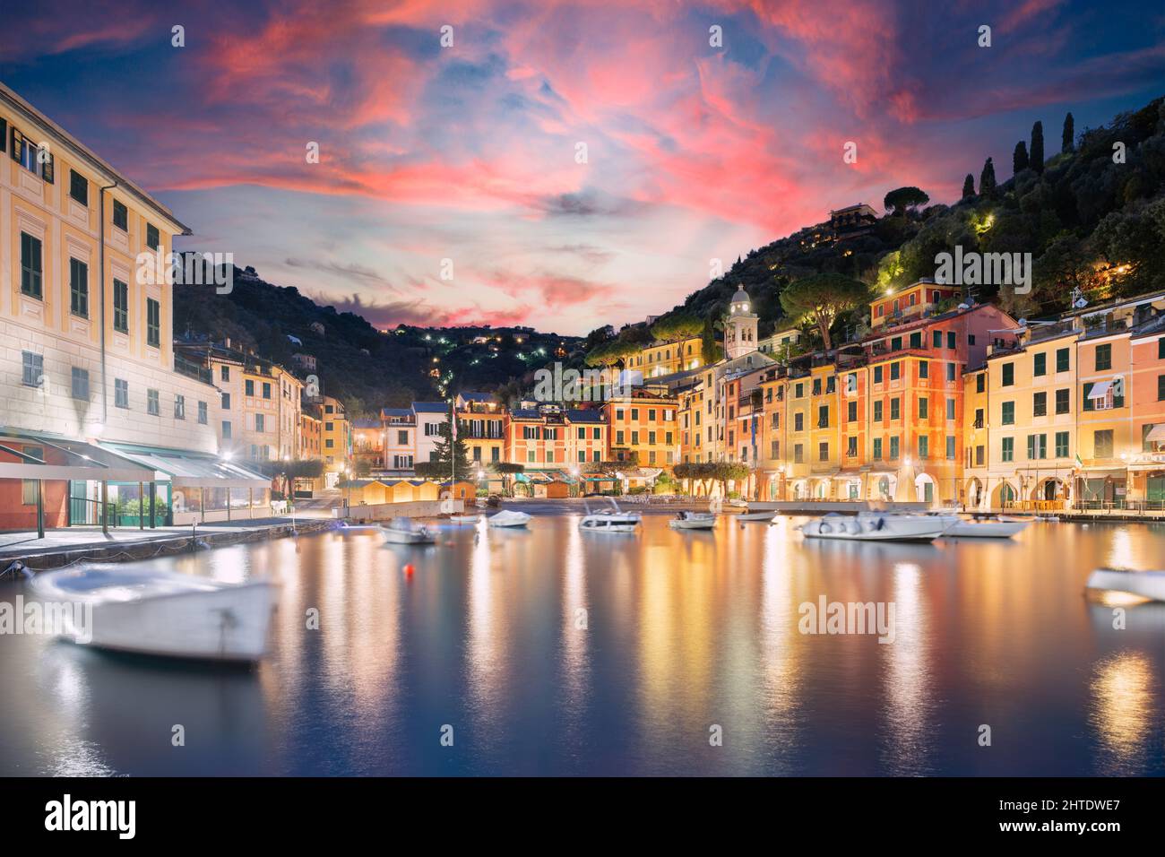 Portofino, die Skyline der italienischen Stadt am Yachthafen in der Dämmerung. Stockfoto