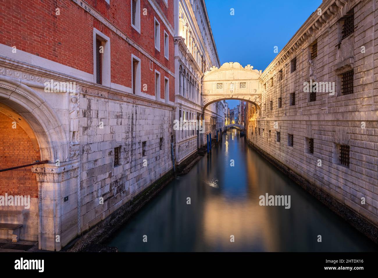 Seufzerbrücke in Venedig, Italien bei Dämmerung über dem Rio di Palazzo. Stockfoto