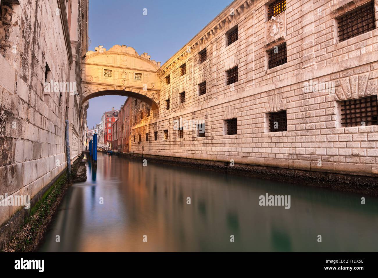 Seufzerbrücke in Venedig, Italien bei Dämmerung über dem Rio di Palazzo. Stockfoto