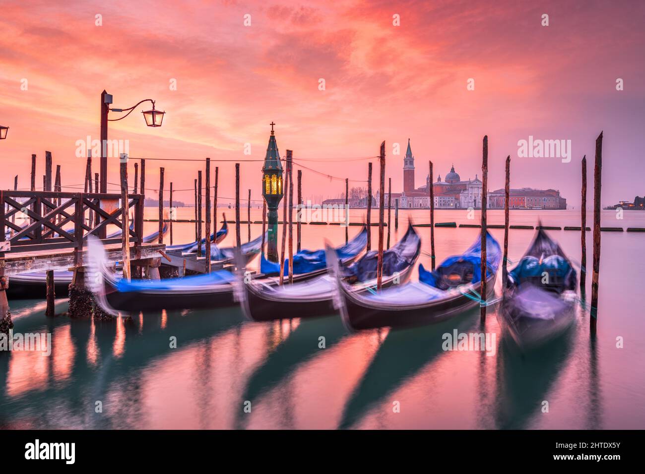 Gondeln in Venedig, Italien bei Sonnenaufgang auf dem Canal Grande. Stockfoto
