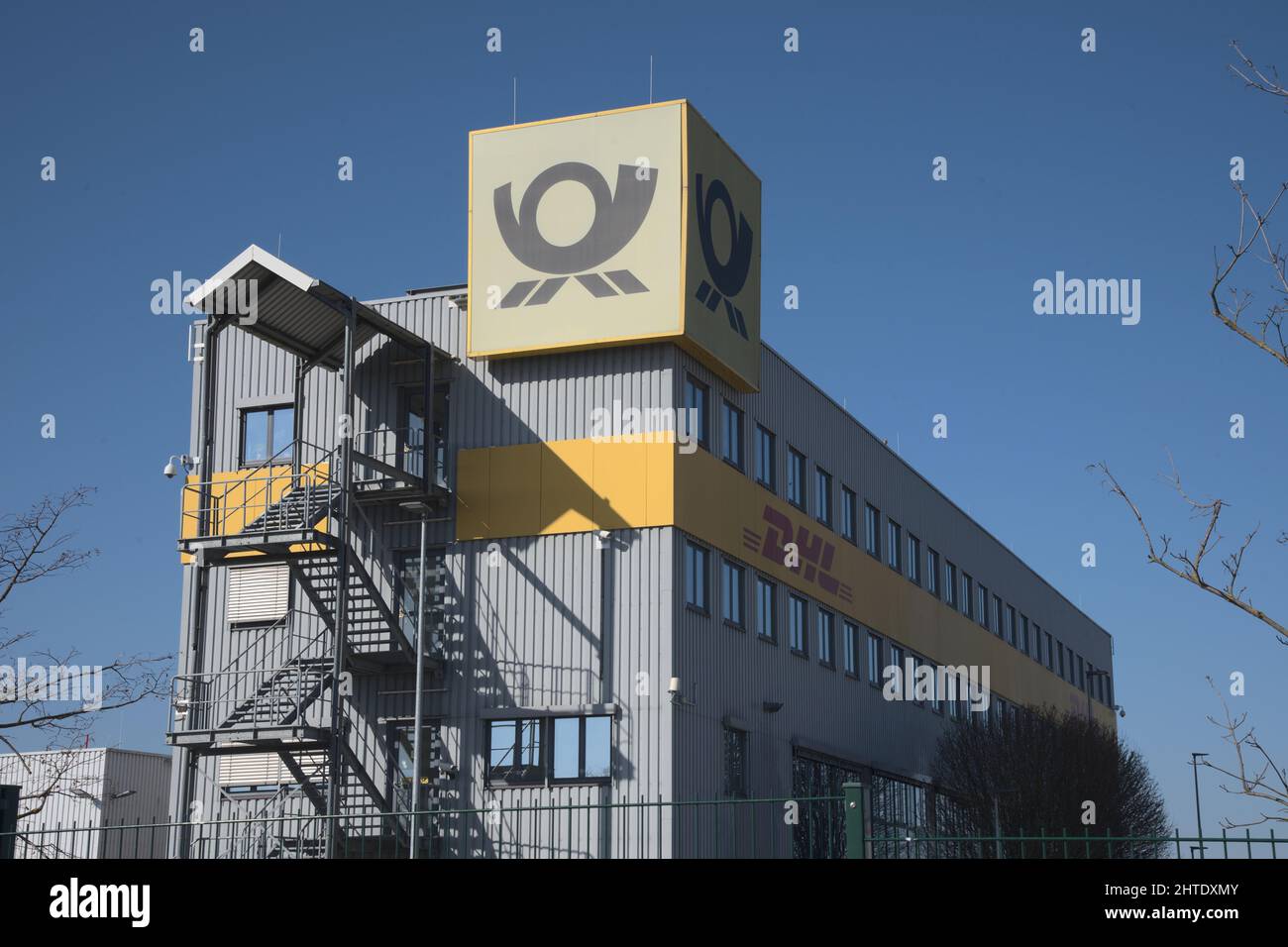 Saulheim, 27. Februar 2022. DHL-Bürogebäude mit blauem Himmel im DHL-Paketverteilzentrum Saulheim. Stockfoto