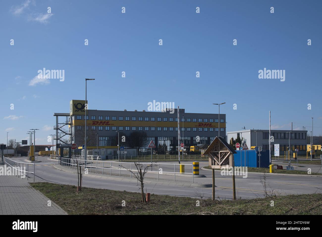 Saulheim, 27. Februar 2022. DHL-Bürogebäude mit blauem Himmel im DHL-Paketverteilzentrum Saulheim. Stockfoto