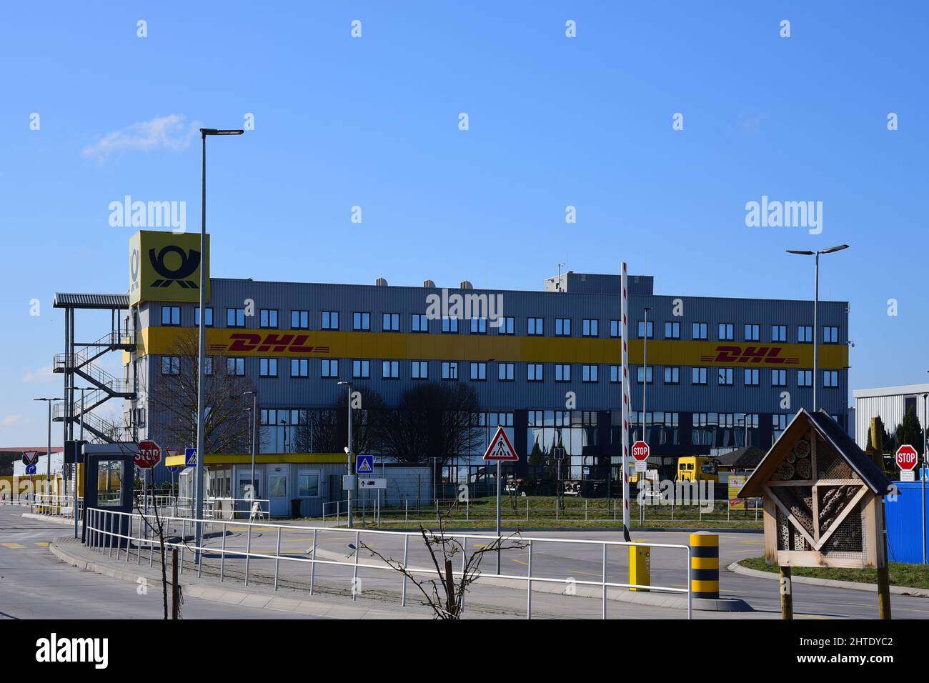 Saulheim, 27. Februar 2022. DHL-Bürogebäude mit blauem Himmel im DHL-Paketverteilzentrum Saulheim. Stockfoto