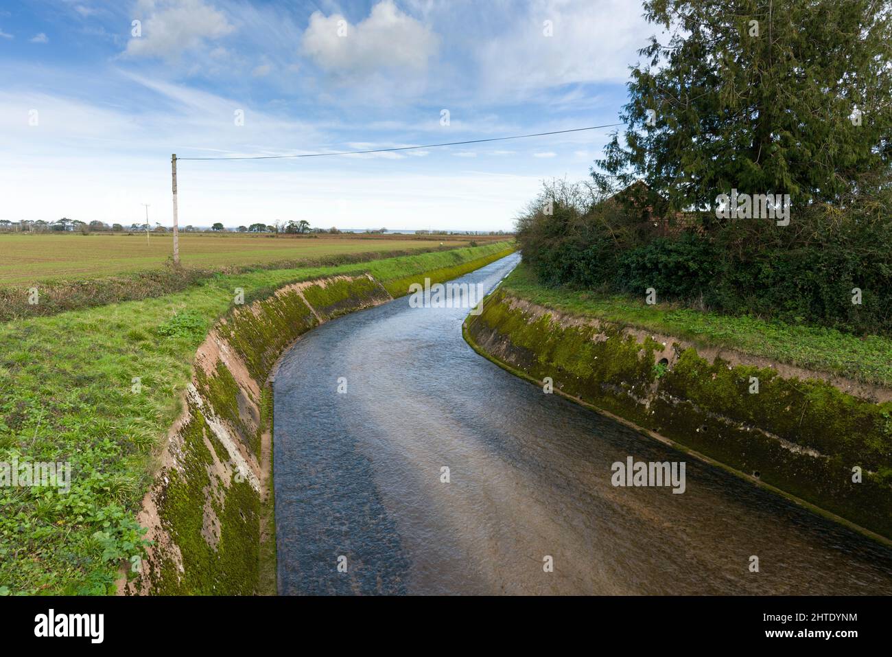 Der Flutkanal des Flusses Avill von der Loxhole Bridge in Dunster, Somerset, England. Stockfoto