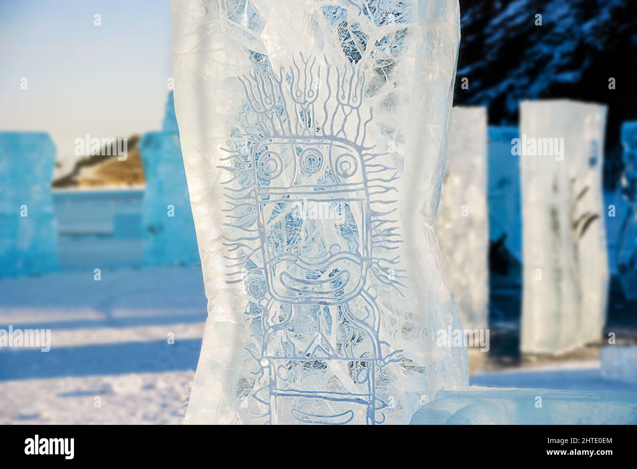 Eisskulpturen-Festival am Baikalsee. Großer Block aus reinem Eis aus der Nähe Stockfoto