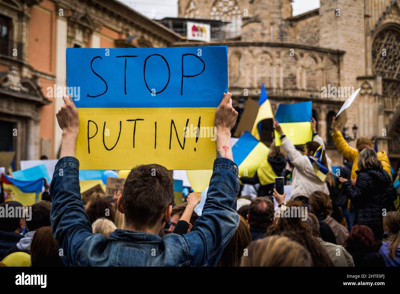 Man Holding Poster mit Botschaft Stoppt Putin zur Unterstützung der Ukraine im Konflikt mit Russland Stockfoto