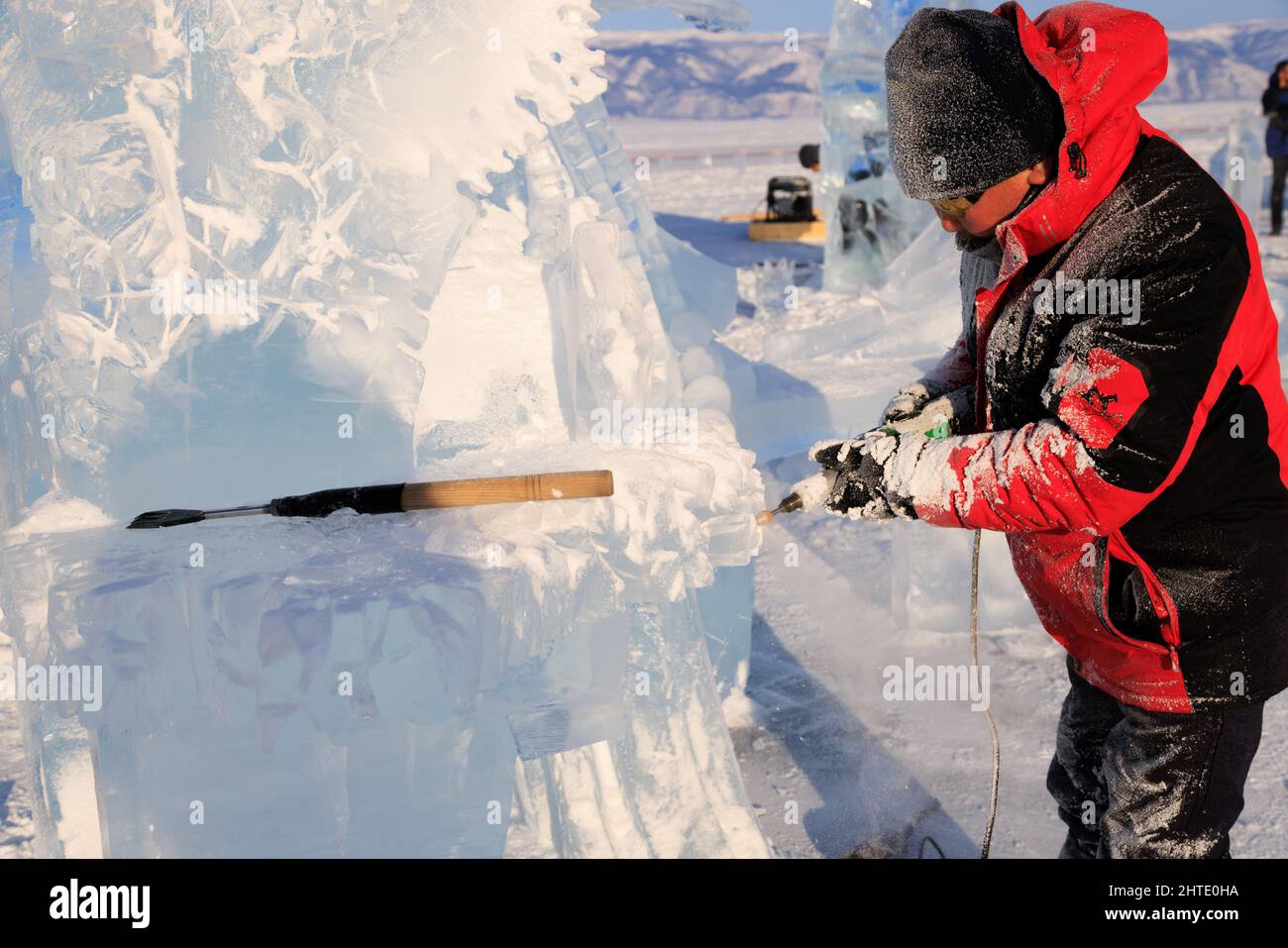 Ein Mann macht für das Festival eine große Eisskulptur Stockfoto