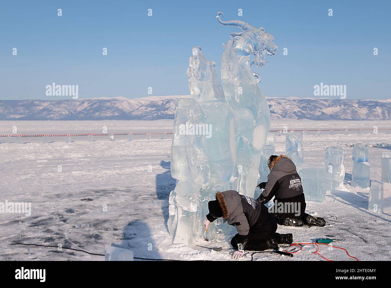 Am Baikal werden Eisskulpturen gemacht, Februar 20,2022 Stockfoto