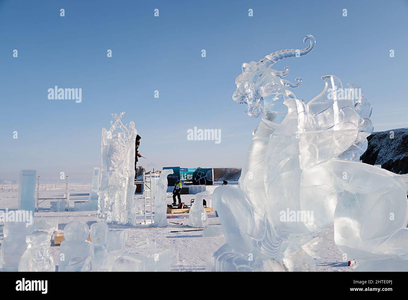 Drachen und andere Tierfiguren beim Baikal Ice Sculpture Festival, 19.-20. Februar 2022 Stockfoto
