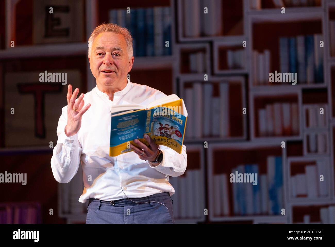 NUR FÜR REDAKTIONELLE VERWENDUNG Frank Cottrell-Boyce auf der Bühne des „World Book Day Live with Matilda and Friends“ im Cambridge Theatre in London, dem Heimstadion von Matilda The Musical der Royal Shakespeare Company, da die Veranstaltung live an Schulen in ganz Großbritannien übertragen wird, um das 25.-jährige Jubiläum des World Book Day zu feiern. Bilddatum: Montag, 28. Februar 2022. Stockfoto