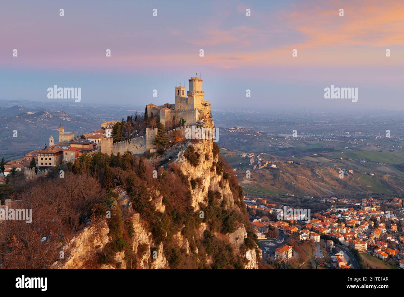 Die Republik San Marino mit dem ersten Turm im Morgengrauen. Stockfoto