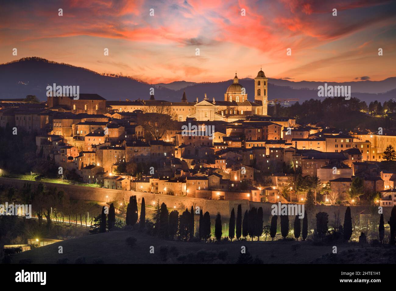 Urbino, Italien mittelalterliche ummauerte Stadt in den Marken bei Dämmerung. Stockfoto
