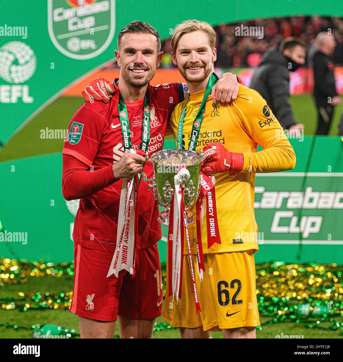 Chelsea gegen Liverpool - Carabao Cup - Finale - Wembley Stadium, Jordanien. 27.. Februar 2022. Henderson und Caoimhin Kelleher nach dem Sieg im Carabao Cup Finale im Wembley Stadium. Bildnachweis: Kredit: Mark Pain/Alamy Live Nachrichten Stockfoto