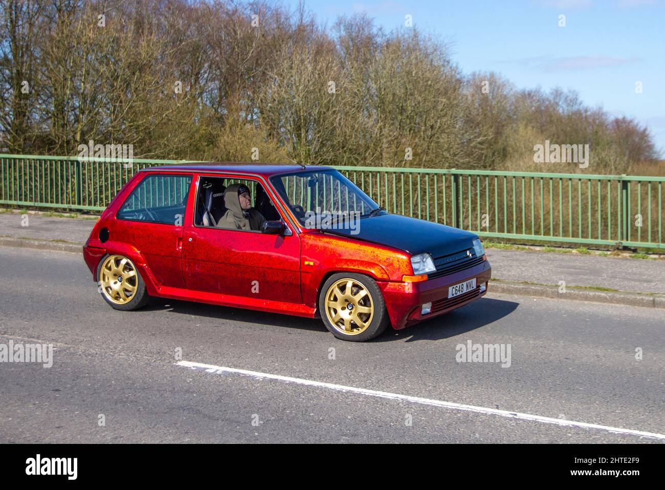 1986 80er Jahre Custom, maßgeschneiderte restaurierte rote Renault R5 Turbo 1397 ccm Benzin 5-Gang-Schaltgetriebe Stockfoto