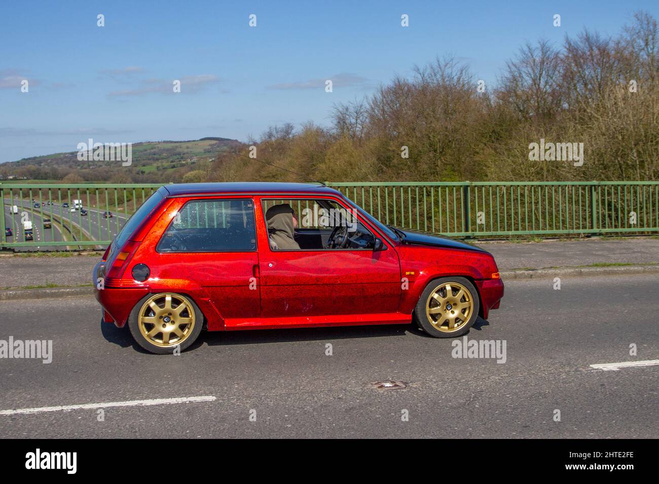 1986 80er Jahre Custom, maßgeschneiderte restaurierte rote Renault R5 Turbo 1397 ccm Benzin 5-Gang-Schaltgetriebe Stockfoto
