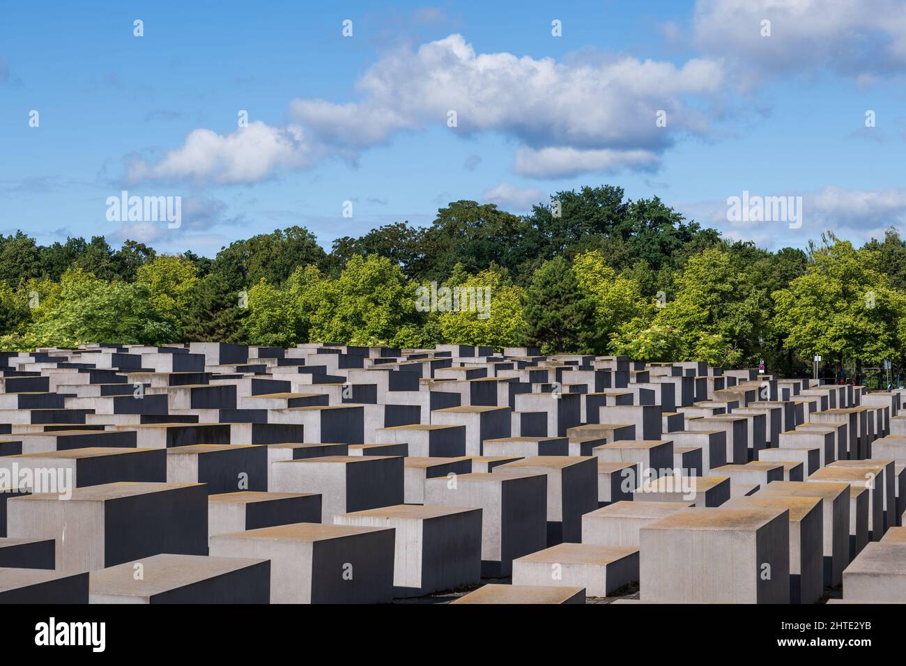 Berlin, Deutschland - 8. August 2021: Denkmal für die ermordeten Juden Europas oder Holocaust-Denkmal, Wahrzeichen der Stadt. Stockfoto