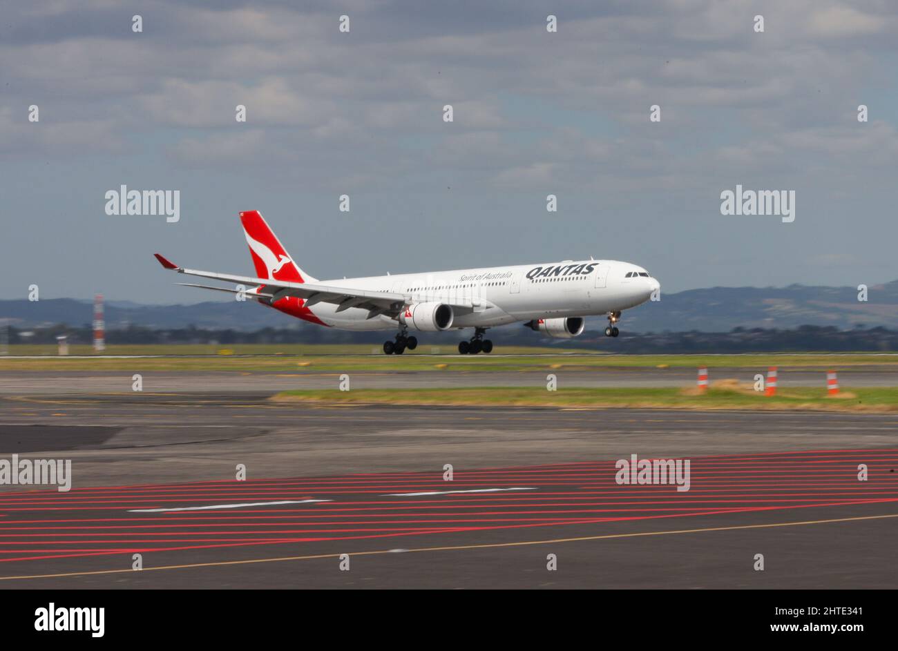 Auckland, Australien, landelt am internationalen Flughafen von Auckland. 28.. Februar 2022. Ein Flug von Sydney, Australien, landelt am 28. Februar 2022 am Auckland International Airport, Neuseeland. Neuseeland hat seine Grenzen am Montag offiziell eröffnet und die Grenzbeschränkungen für COVID-19 nach zwei Jahren aufgehoben. Die Wiedereröffnung der Grenze am Montag war die erste Phase des neuseeländischen Plans für die Wiederanschaltung in fünf Schritten, der es vollständig geimpften Kiwis und anderen derzeit berechtigten Reisenden aus Australien ermöglichte, ohne die Notwendigkeit einer verwalteten Isolation in das Land einzureisen. Kredit: Zhao Gang/Xinhua/Alamy Live Nachrichten Stockfoto