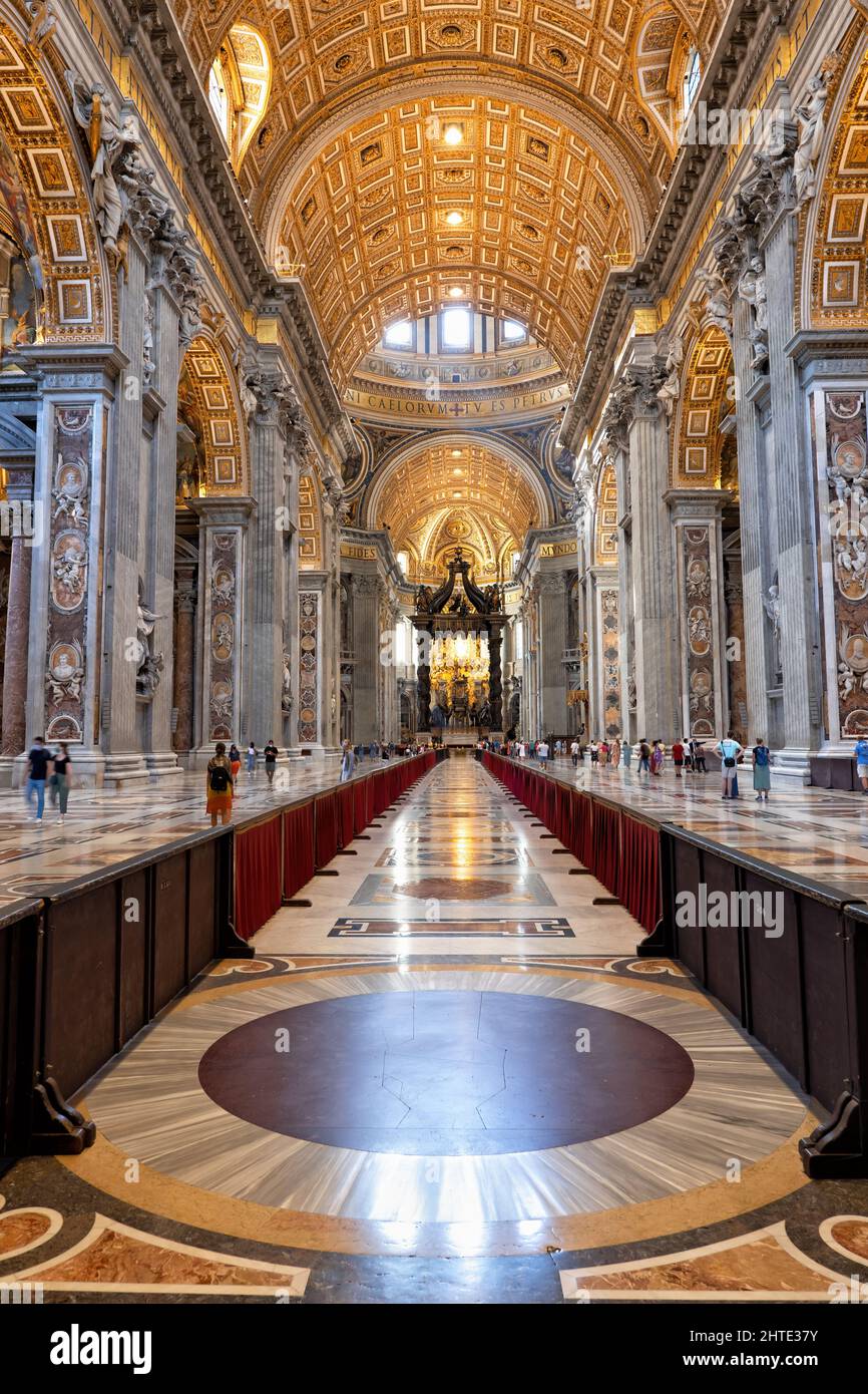 Vatikan, Rom, Italien - 7. September 2020: Päpstliche Basilika St. Peter im Inneren des Vatikans, das Kirchenschiff. Stockfoto