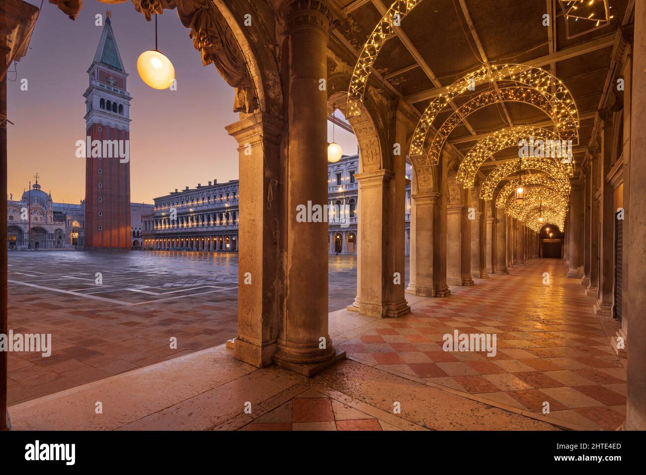 Venedig, Italien auf dem Markusplatz mit der Basilika und dem Glockenturm in der Dämmerung. Stockfoto