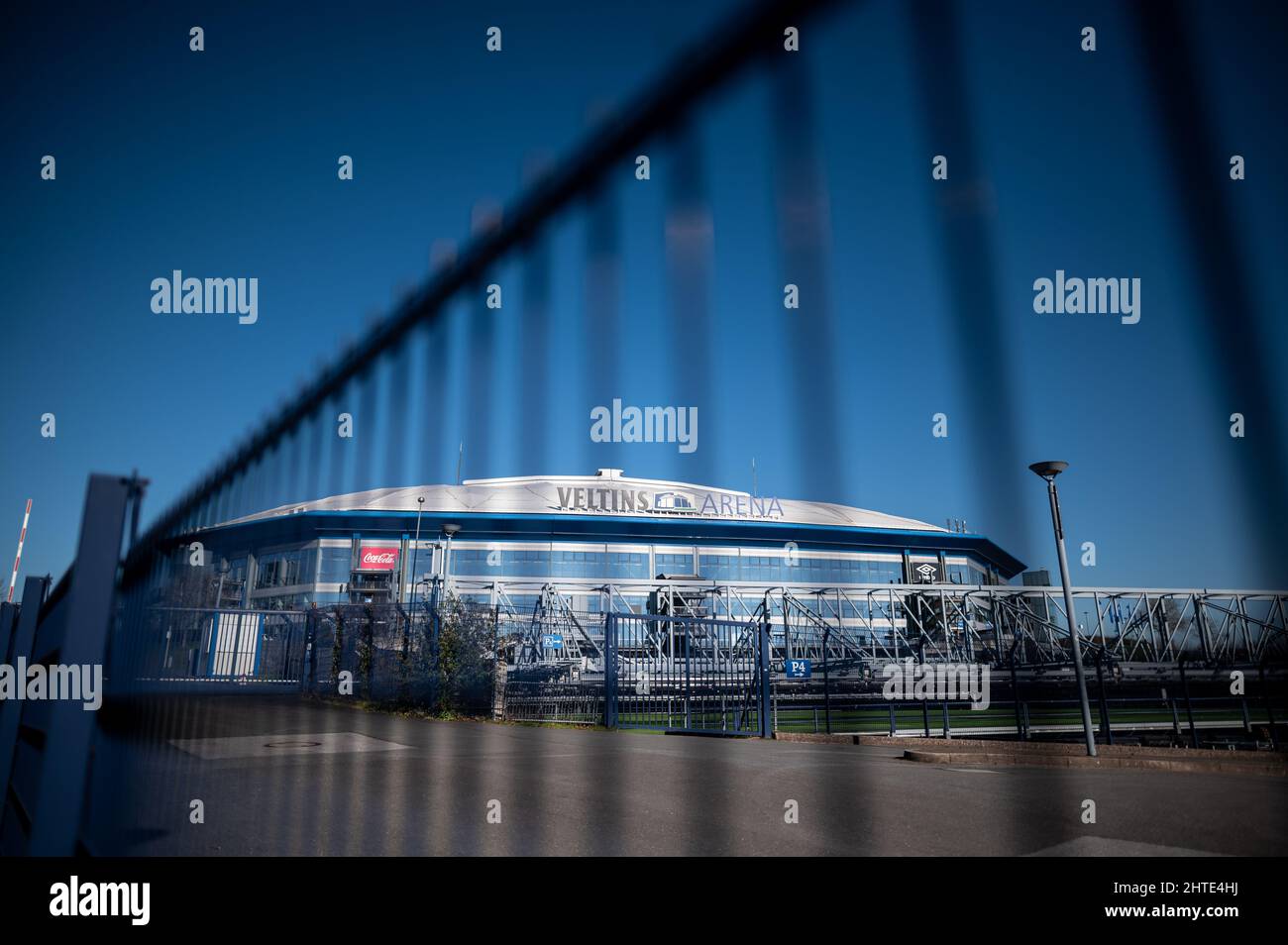 Gelsenkirchen, Deutschland. 28.. Februar 2022. Die Veltins Arena befindet sich in Gelsenkirchen. Der 2. Bundesliga-Fußballverein FC Schalke 04 trennt sich von seinem Sponsor Gazprom. Quelle: Fabian Strauch/dpa/Alamy Live News Stockfoto