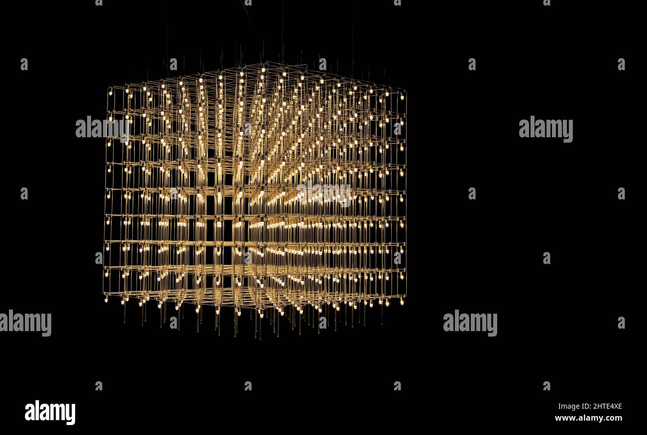 Quadratischer LED-Kronleuchter im Jugendstil auf schwarzem Hintergrund. Stockfoto