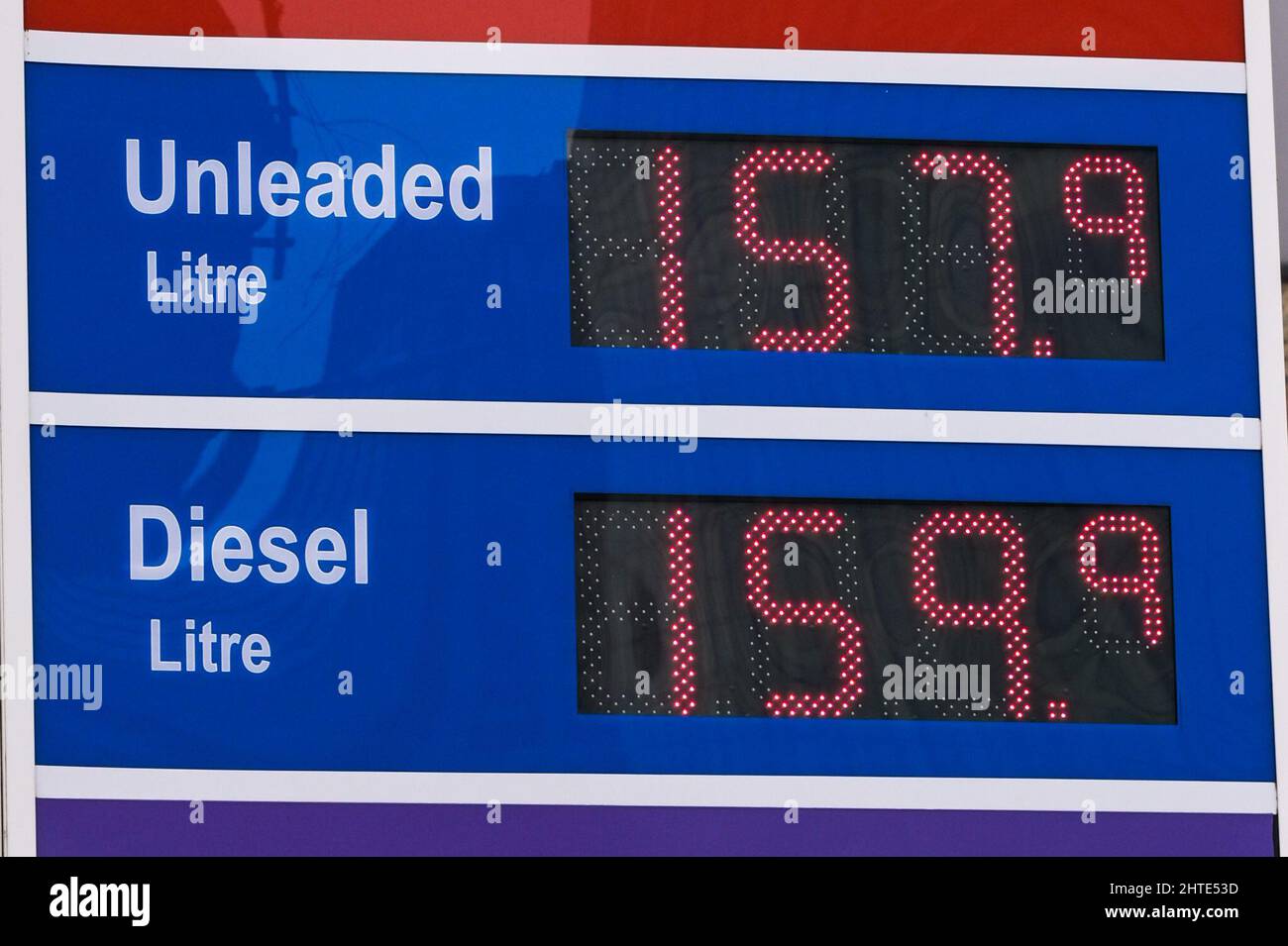 Birmingham, West Midlands, Großbritannien. Februar 2022. Diese Esso-Tankstelle am Holloway Head im Stadtzentrum von Birmingham berechnet am 28. Februar 2022 157,9 Pence pro Liter für bleifreies Benzin und 159,9 Pence pro Liter für Diesel, da die Einzelhändler ihre Pumpenpreise aufgrund des Ukraine-Krieges gegen Russland erhöhen. Die Ölpreise kippten über 100 Dollar pro Barrel, als Russland mit seiner Invasion begann. PIC by Credit: Stop Press Media/Alamy Live News Stockfoto