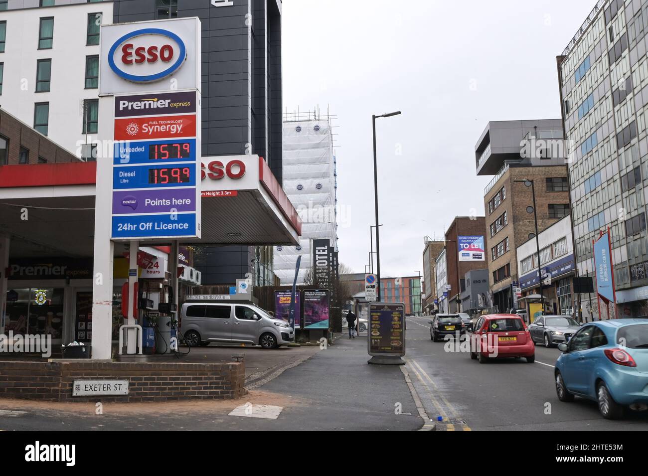 Birmingham, West Midlands, Großbritannien. Februar 2022. Diese Esso-Tankstelle am Holloway Head im Stadtzentrum von Birmingham berechnet am 28. Februar 2022 157,9 Pence pro Liter für bleifreies Benzin und 159,9 Pence pro Liter für Diesel, da die Einzelhändler ihre Pumpenpreise aufgrund des Ukraine-Krieges gegen Russland erhöhen. Die Ölpreise kippten über 100 Dollar pro Barrel, als Russland mit seiner Invasion begann. PIC by Credit: Stop Press Media/Alamy Live News Stockfoto