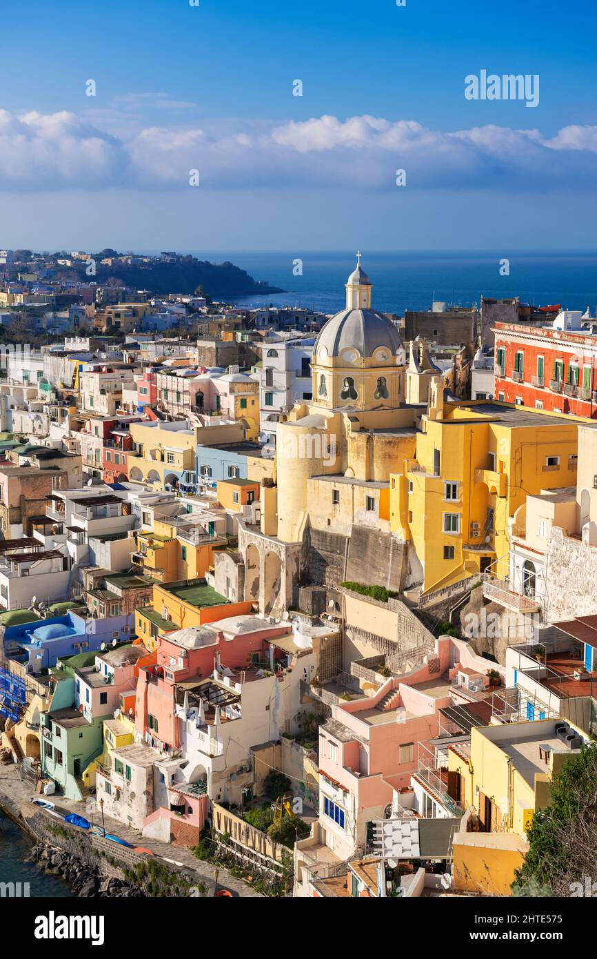 Procida, die Skyline der italienischen Altstadt am Nachmittag im Mittelmeer. Stockfoto