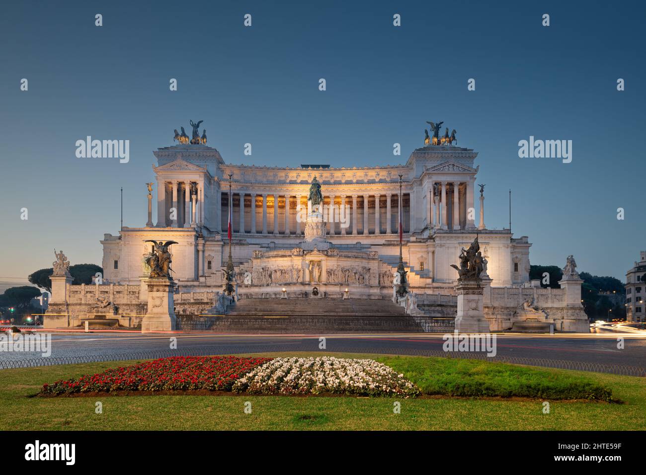 Viktor-Emanuel-II-Denkmal, auch bekannt als Alter zum Vaterland in Rom, Italien in der Dämmerung. Stockfoto