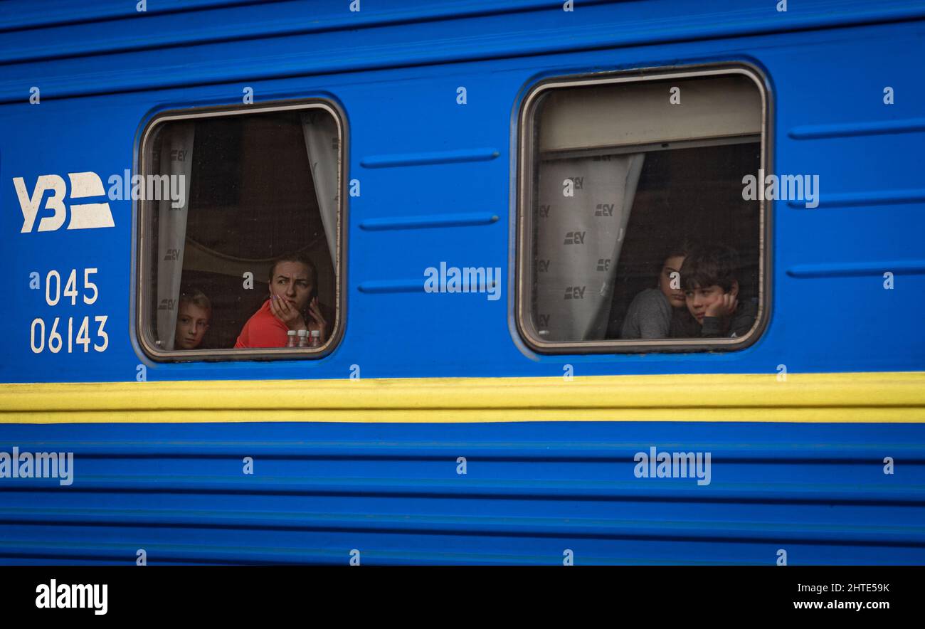 27.. Februar 2022. Lviv Bahnhof, Ukraine. Mehr als eine halbe Million Flüchtlinge fliehen vor dem Krieg - Copyright: Bel Trew/The Credit: Independent/Alamy Live News Stockfoto