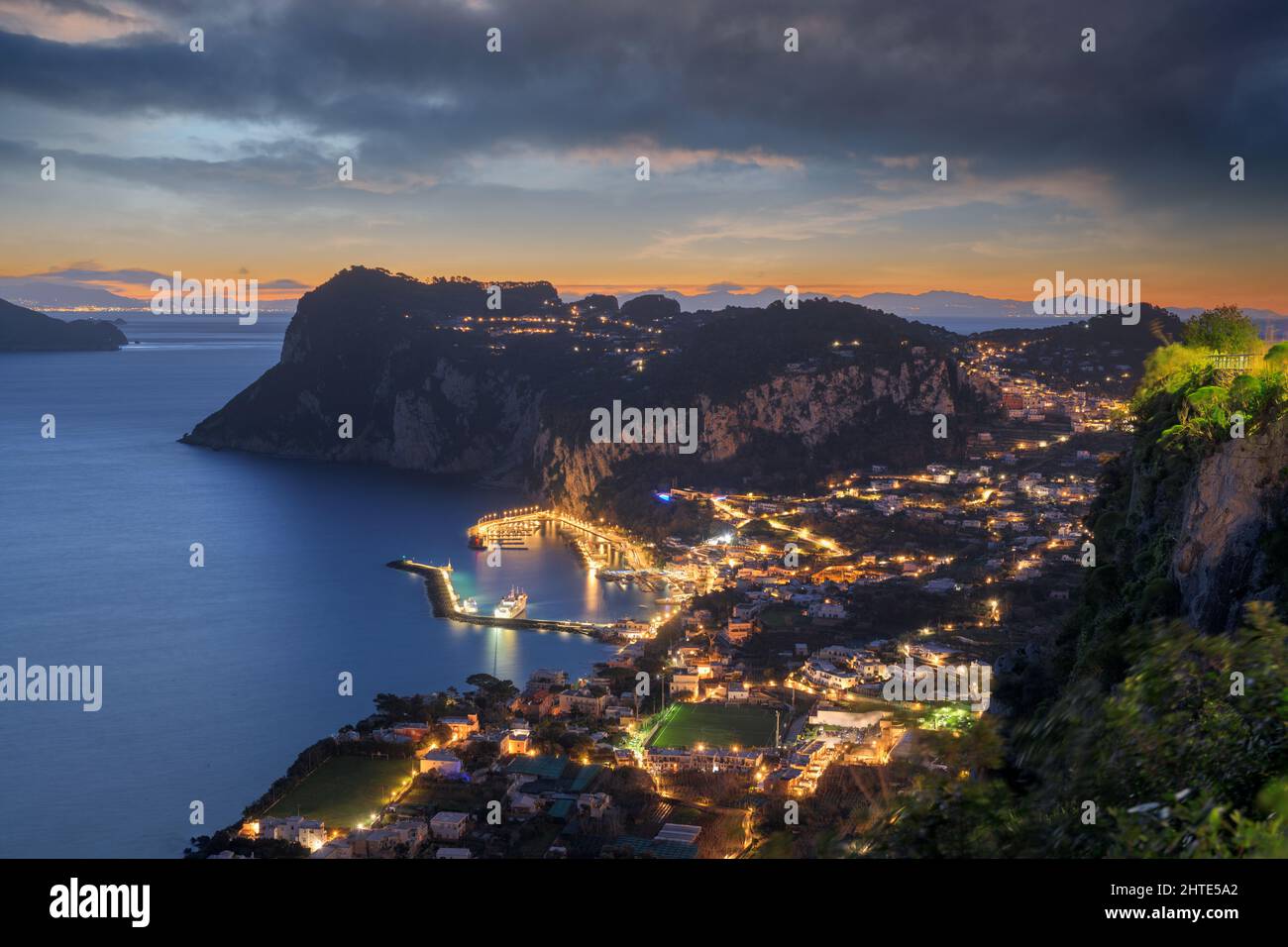 Capri, Italien Luftaufnahme mit Marina Grande in der Abenddämmerung. Stockfoto