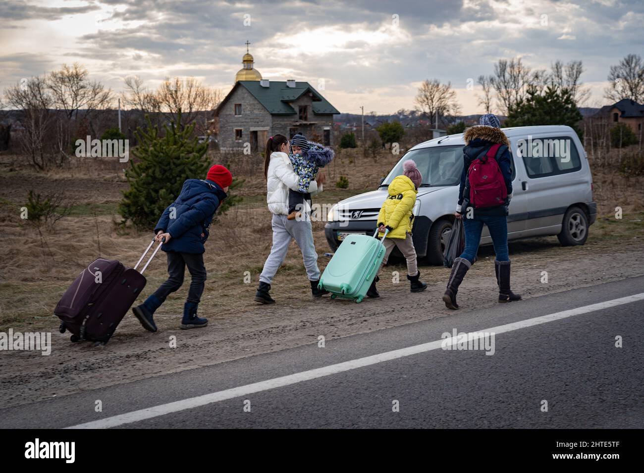 Mehr als eine halbe Million Flüchtlinge fliehen vor dem Krieg und die Verzweiflung wächst an der Grenze zur Ukraine - Copyright: Bel Trew/The Independent (muss Kredit aufnehmen) Stockfoto
