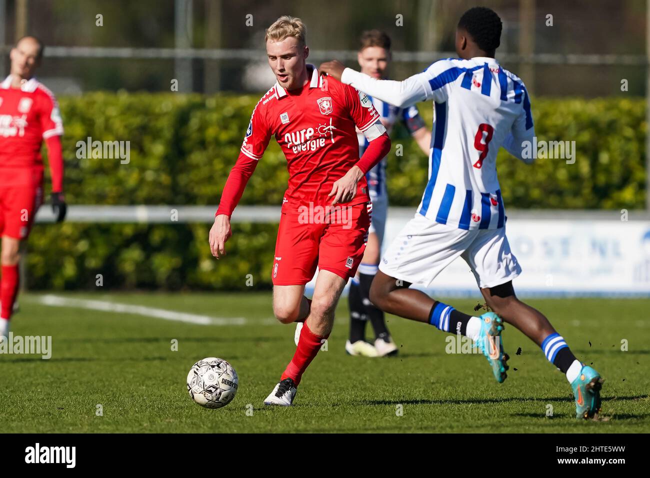 HEERENVEEN, NIEDERLANDE - 28. FEBRUAR 2022: Casper starrt beim FC Twente und Anthony Musaba vom SC Heerenveen beim Reservecompetitie-Spiel zwischen Jong SC Heerenveen und Jong FC Twente im Sportpark Skoatterwald am 28. Februar 2010 in Heerenveen, Niederlande (Foto: Andre Weening/Orange Picles) Stockfoto