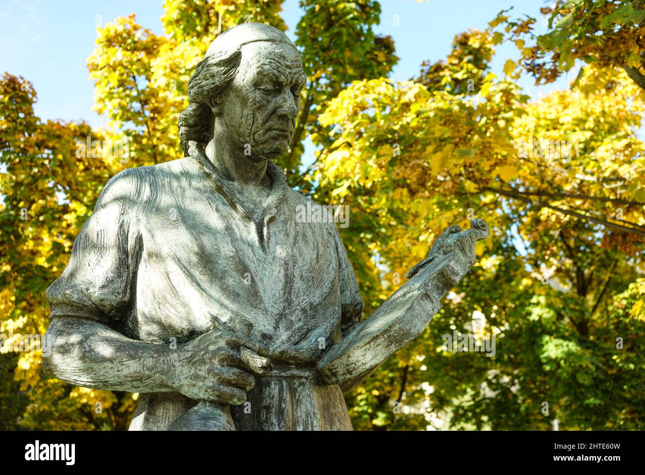 Nahaufnahme der Statue von Antonio Stradivari gegen das Herbstlaub. Cremona, Italien. Stockfoto