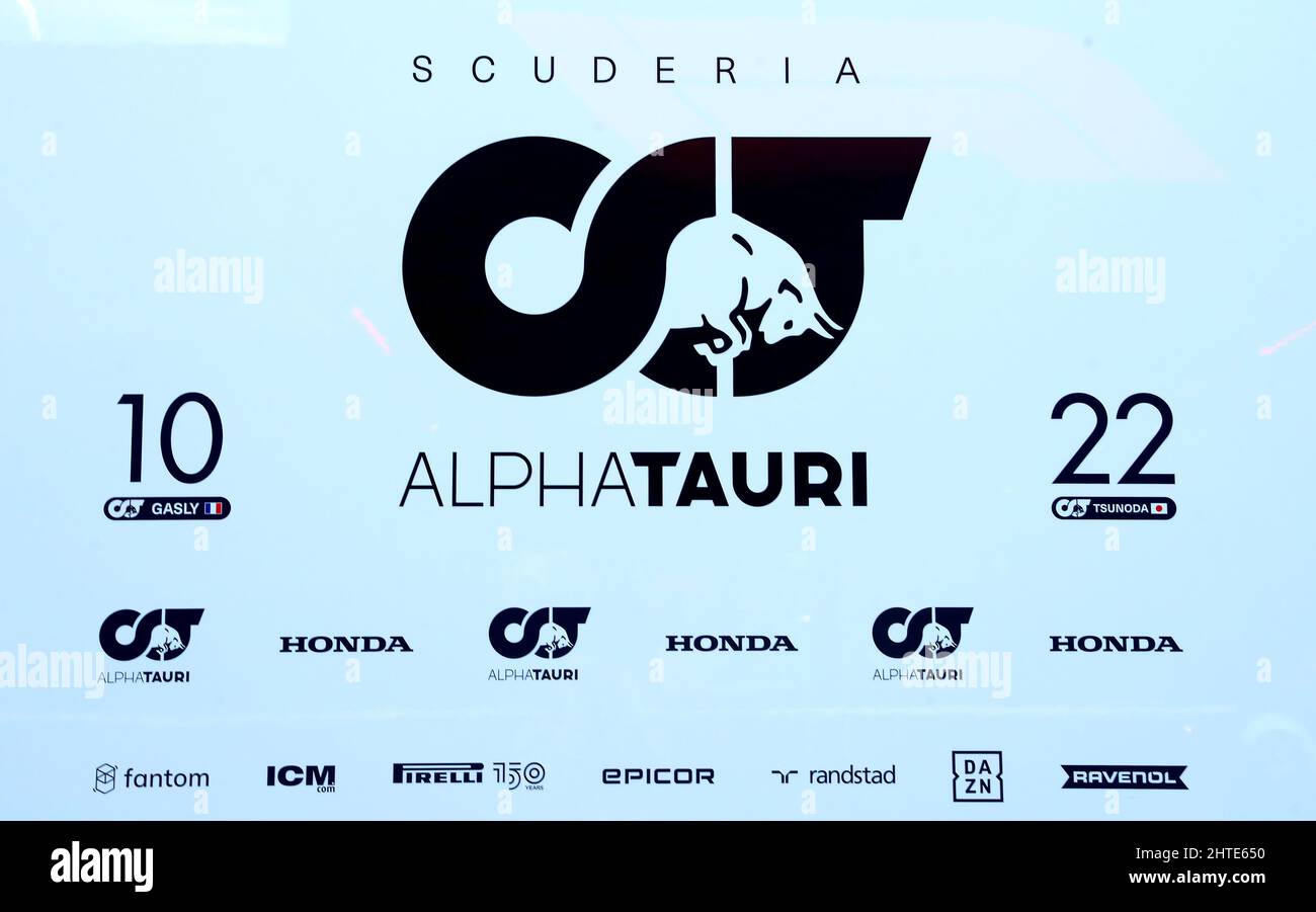 Beschilderung der Scuderia AlphaTauri am zweiten Tag der Tests vor der Saison auf dem Circuit de Barcelona-Catalunya, Spanien. Bilddatum: Donnerstag, 24. Februar 2022. Stockfoto