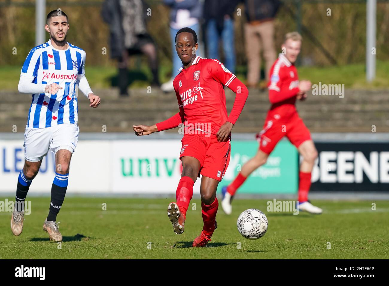 HEERENVEEN, NIEDERLANDE - 28. FEBRUAR: Michel Driezen vom FC Twente beim Reservecompetitie-Spiel zwischen Jong SC Heerenveen und Jong FC Twente im Sportpark Skoatterwald am 28. Februar 2022 in Heerenveen, Niederlande (Foto: Andre Weening/Orange Picles) Stockfoto