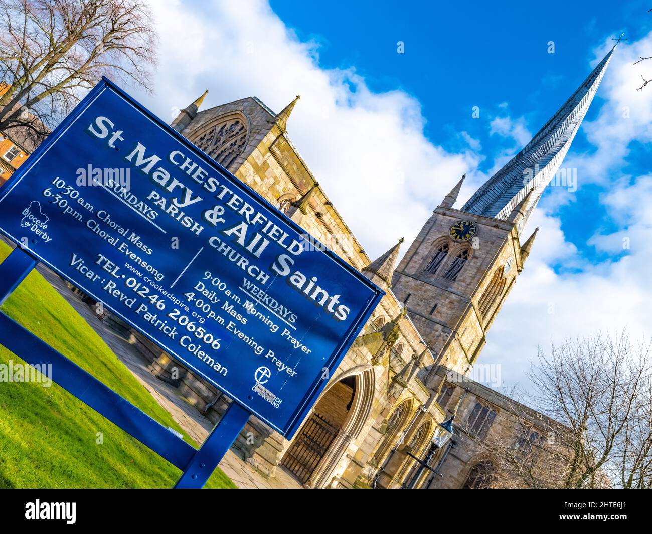 Chesterfield St. Mary and All Saints Parish Church, mit einem verdrehten schiefen Turm, Chesterfield, eine große Marktstadt, im Stadtteil Chesterfield, der Stockfoto