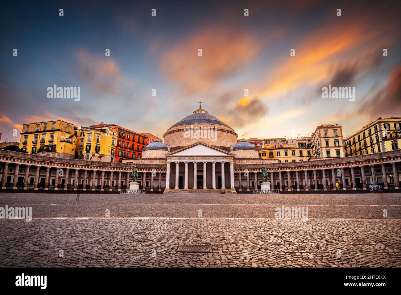 Neapel, Italien vom Plebiscito-Platz mit San Francesco di Paola in der Abenddämmerung. Stockfoto