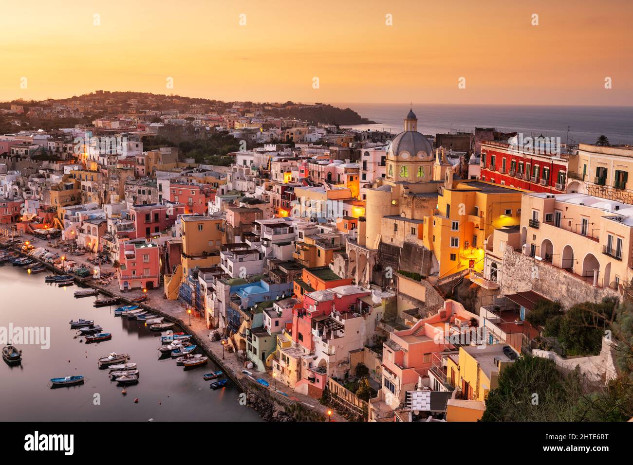 Procida, die Skyline der italienischen Altstadt am Abend im Mittelmeer. Stockfoto
